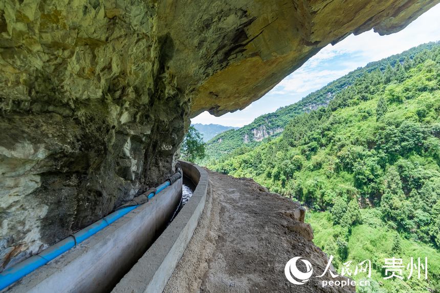 在懸崖絕壁間穿行的高流天渠。人民網記者 涂敏攝