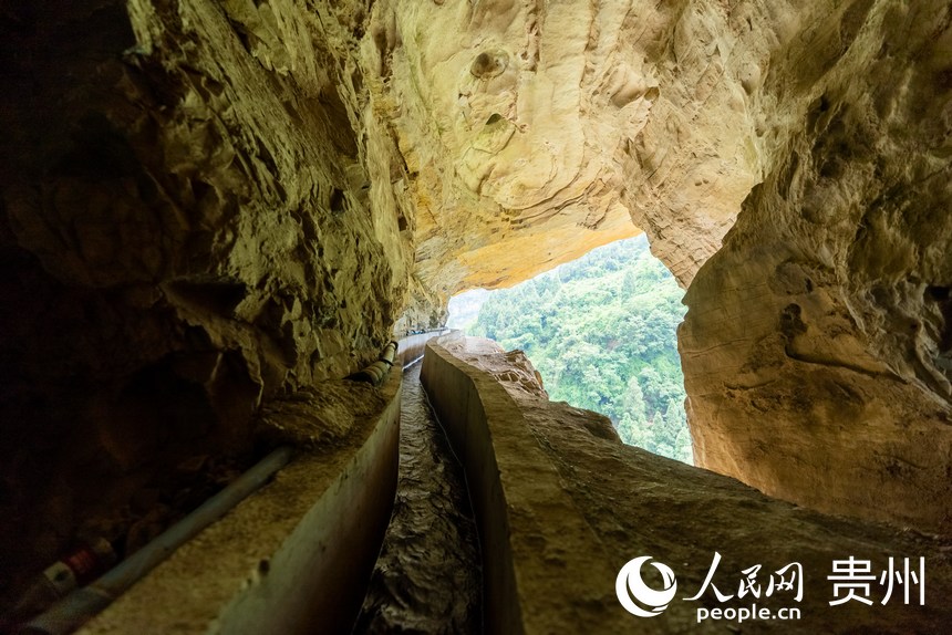 從山洞間穿過的高流天渠。人民網(wǎng)記者 涂敏攝