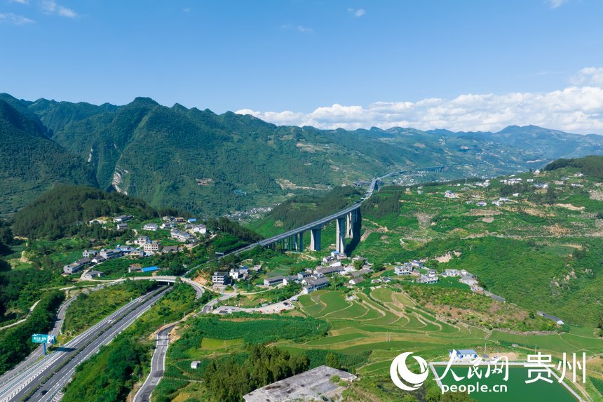 航拍貴州省畢節市七星關區生機鎮高流村。人民網記者 涂敏攝