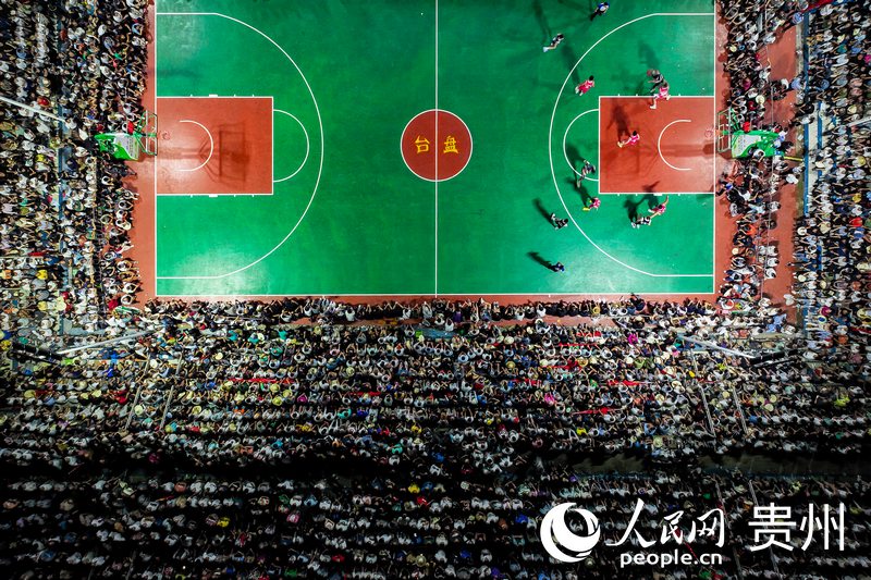 航拍臺江縣“村BA”現場。人民網 涂敏攝