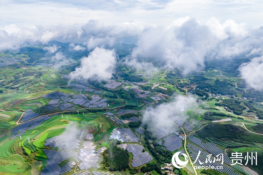 航拍貴州省威寧縣仙水窩農業光伏電站。人民網記者 涂敏攝