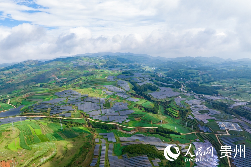 航拍貴州省威寧縣仙水窩農業光伏電站。人民網記者 涂敏攝