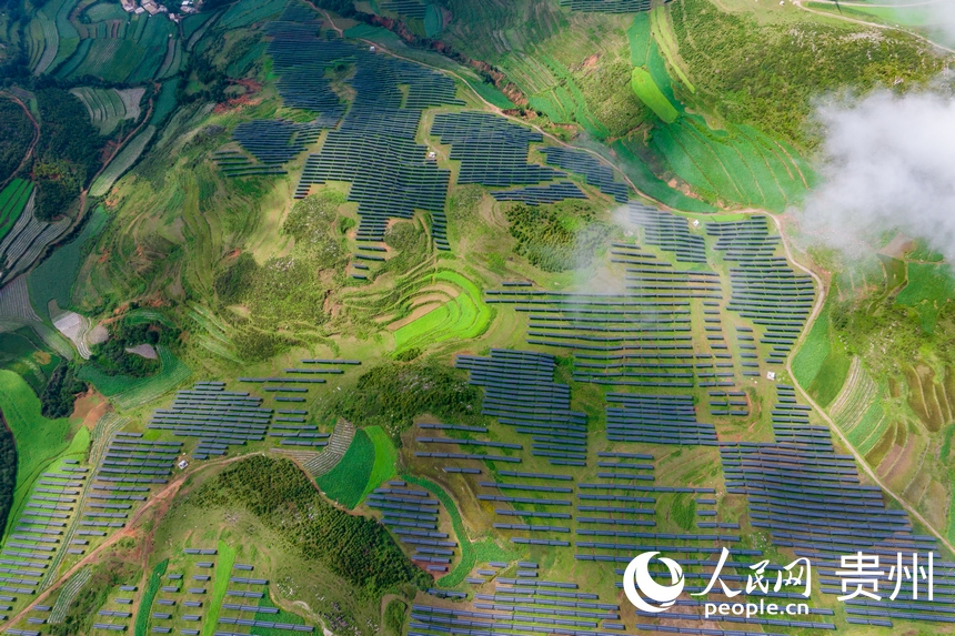 航拍貴州省威寧縣仙水窩農(nóng)業(yè)光伏電站。人民網(wǎng)記者 涂敏攝