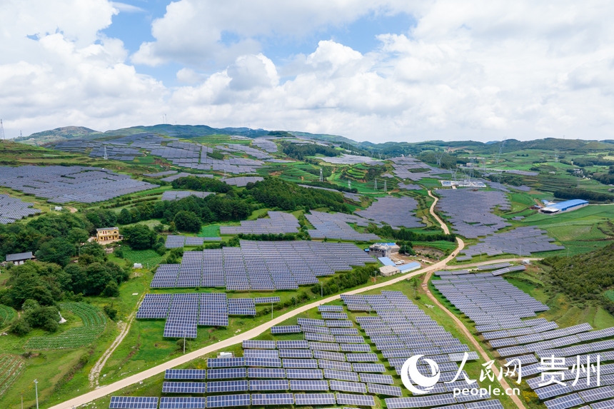 航拍貴州省威寧縣仙水窩農業光伏電站。人民網記者 涂敏攝