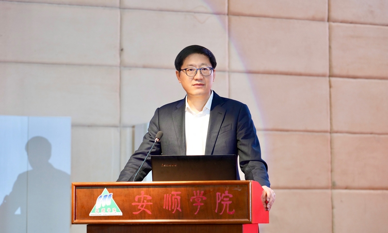 貴州省委教育工委副書(shū)記、貴州省教育廳黨組書(shū)記、廳長(zhǎng)鄒聯(lián)克出席活動(dòng)并講話。