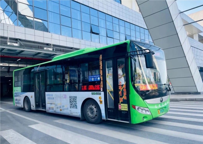 仁懷1路公交準時從客運總站發車。