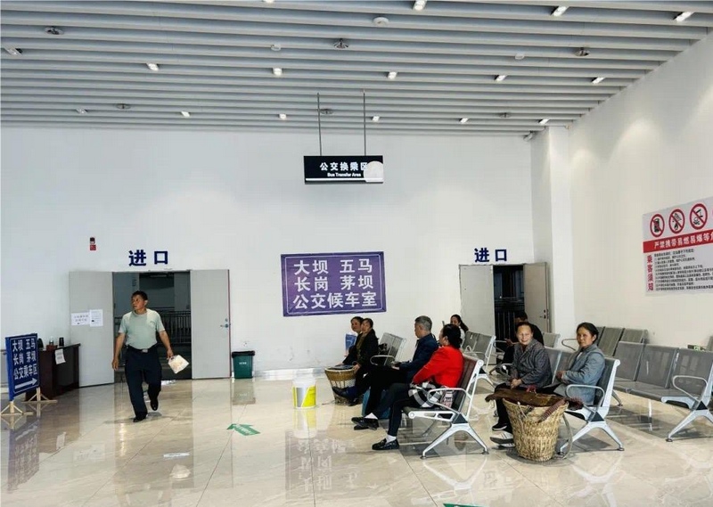 仁懷市民在仁懷客運總站公交車侯廳室等待上車。