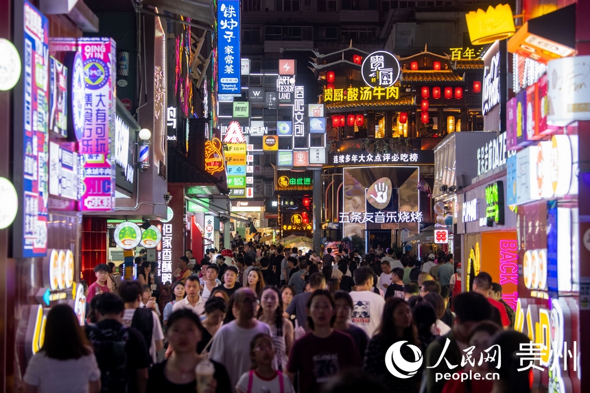 6月21日，貴陽，青云市集內游人如織。人民網記者 翁奇羽攝 