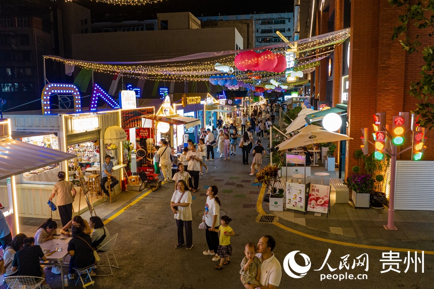 6月21日，華燈初上，貴陽新印廠霓虹閃爍，映照城市夜生活。人民網 陽茜攝 
