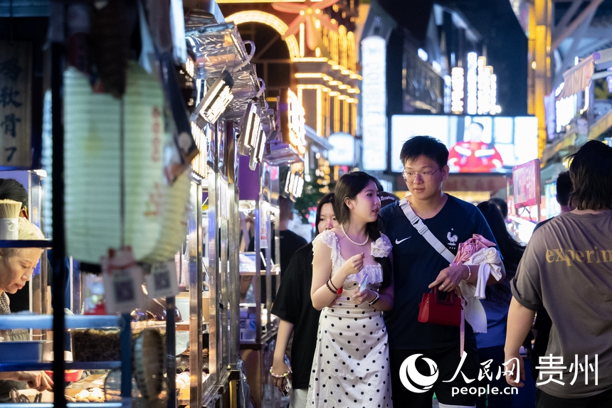 6月21日，市民游客在貴陽市太平路街區游覽。人民網記者 涂敏攝
