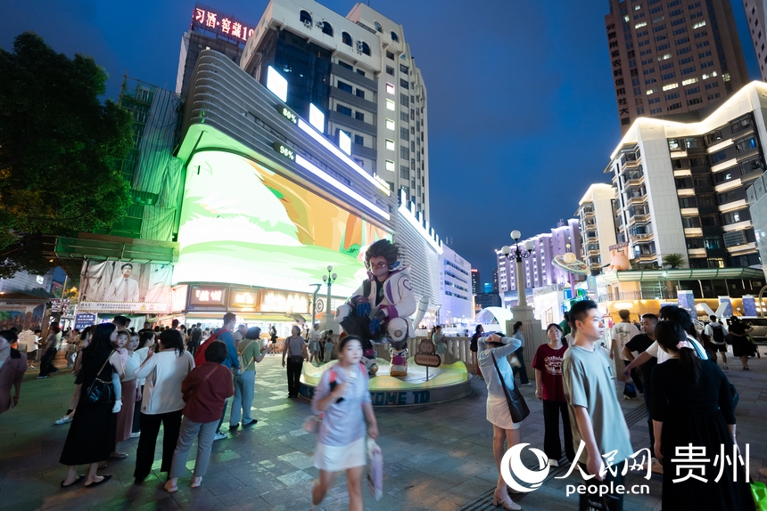 6月21日，夜幕下人頭攢動(dòng)的貴陽(yáng)市太平路街區(qū)。 人民網(wǎng)記者 涂敏攝