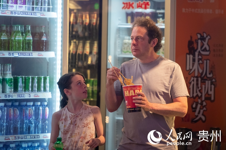 6月21日，在青云市集內(nèi)，游客邊逛邊吃。人民網(wǎng)記者 翁奇羽攝