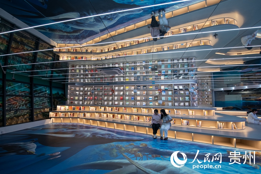 6月21日，在貴州省地質(zhì)博物館，游客正在打卡拍照。人民網(wǎng)記者 翁奇羽攝