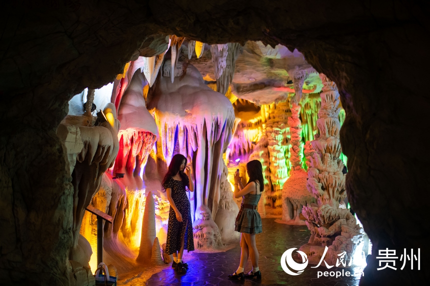 6月21日，在貴州省地質(zhì)博物館，游客正在打卡拍照。人民網(wǎng)記者 翁奇羽攝