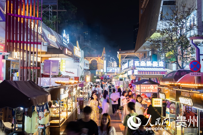 6月21日，夜幕下人頭攢動的貴陽市太平路街區。人民網記者 涂敏攝