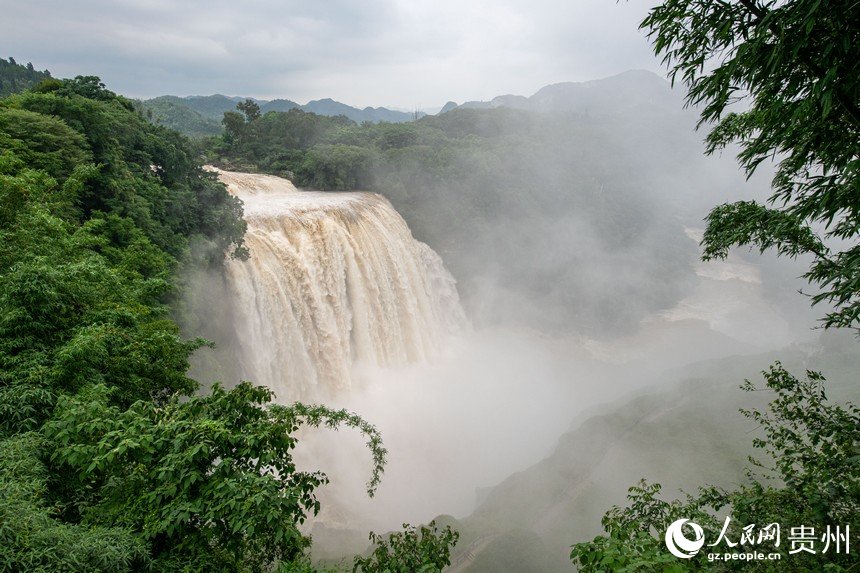 6月23日，黃果樹瀑布奔流而下、氣勢磅礴、蔚為壯觀。人民網記者 翁奇羽攝
