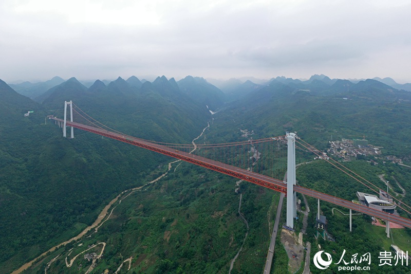 壩陵河大橋飛跨峽谷，雄奇壯美。人民網記者 翁奇羽攝 