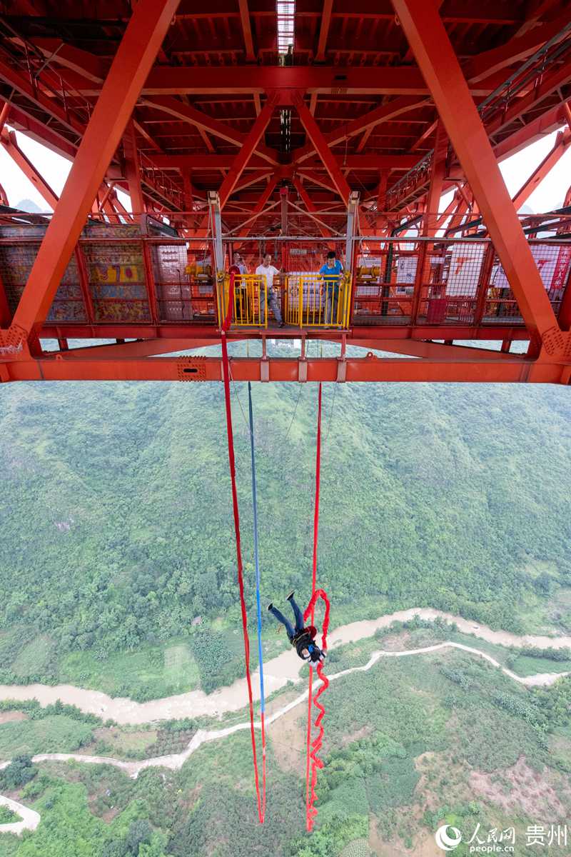 在壩陵河大橋上，游客雷先生縱身一躍，體驗蹦極，感覺極限運動帶來的刺激。人民網記者 翁奇羽攝