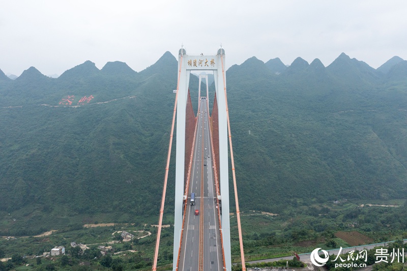 壩陵河大橋飛跨峽谷，雄奇壯美。人民網記者 翁奇羽攝