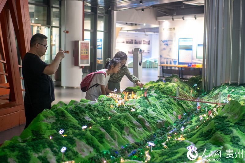 在貴州省壩陵河橋梁博物館，一位家長正在給孩子介紹大橋所處的地理位置。人民網記者 翁奇羽攝