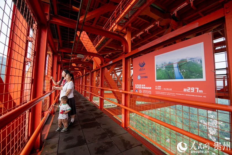 來自成都的游客李女士正帶著家人在壩陵河大橋橋體內部參觀游覽。人民網記者 翁奇羽攝