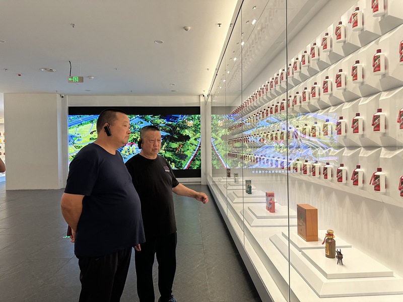 2、市民游客參觀仁懷博物館。 - 副本