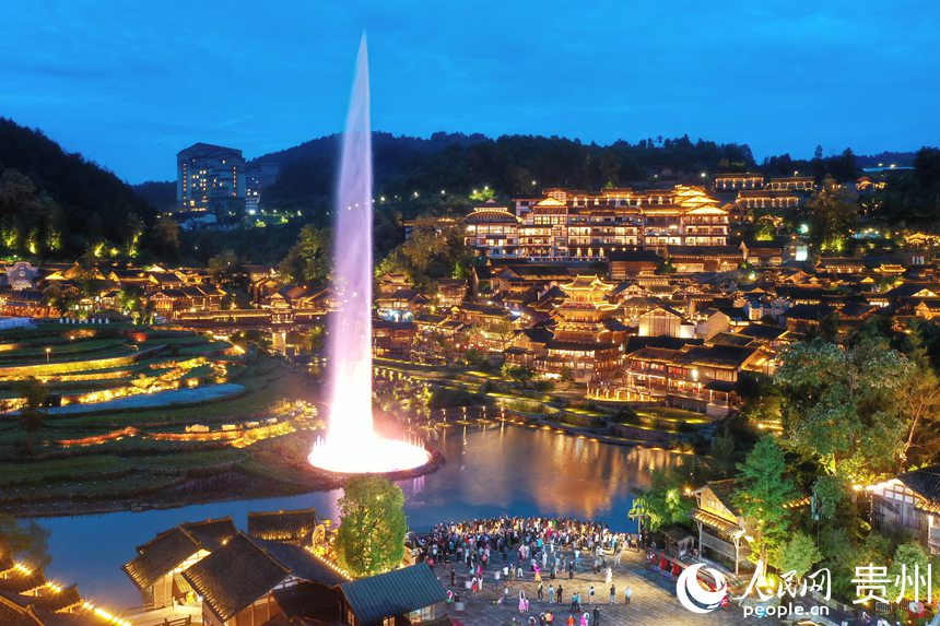 6月24日，烏江寨景區(qū)燈光璀璨，夜景迷人。人民網(wǎng)記者 翁奇羽攝