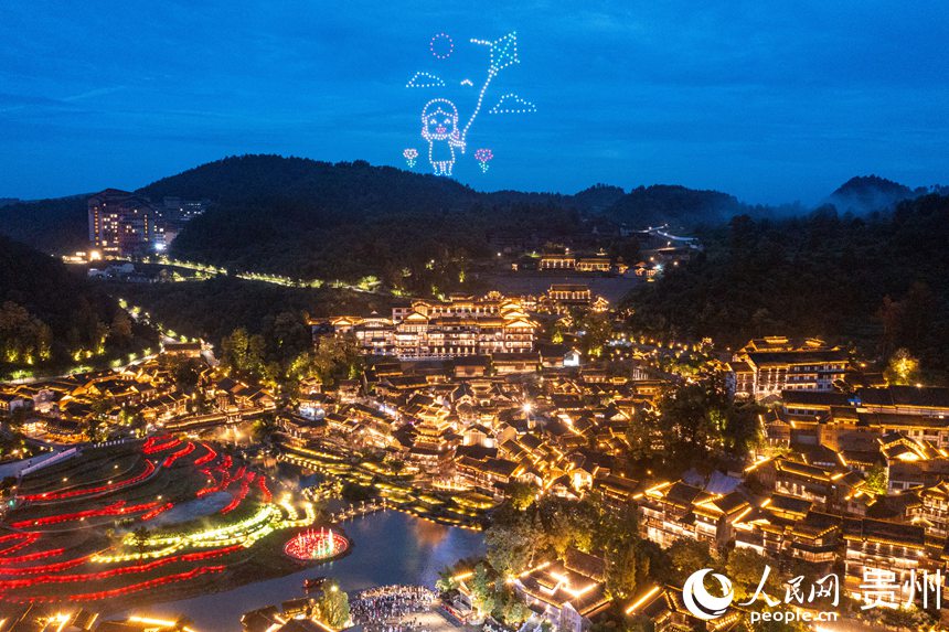 6月24日，烏江寨景區燈光璀璨，夜景迷人。人民網記者 翁奇羽攝