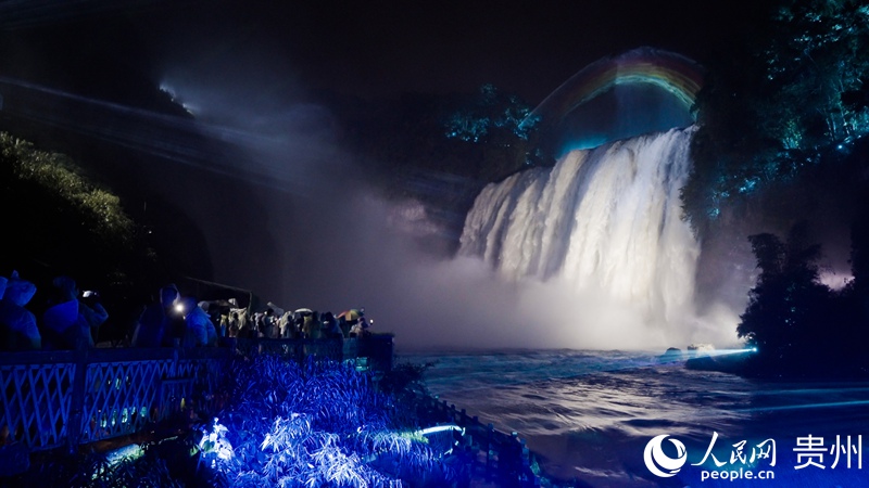 6月23日拍攝的黃果樹瀑布夜景。人民網記者 涂敏 攝