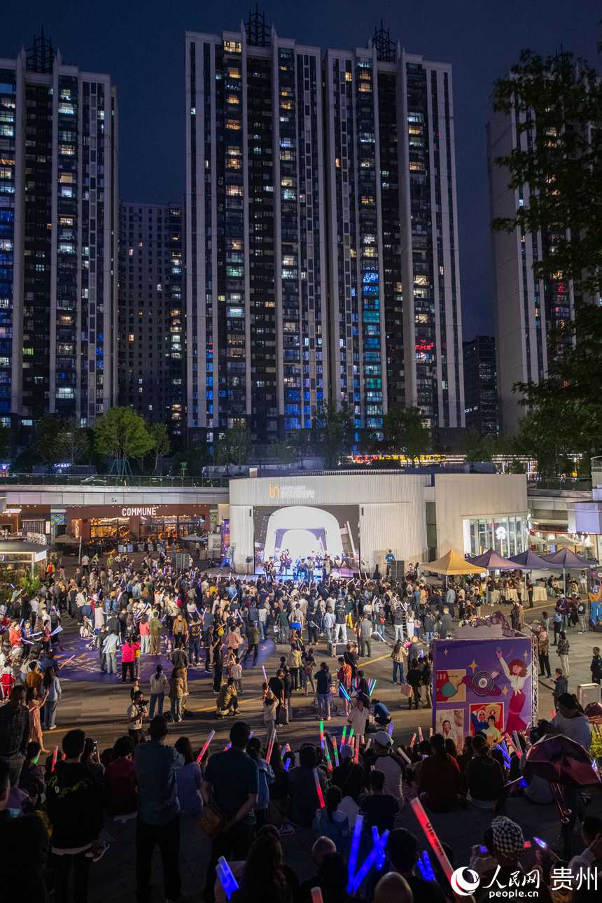 6月26日晚，貴陽市觀山湖路邊音樂會吸引不少市民游客駐足欣賞，感受音樂魅力。人民網記者 翁奇羽攝