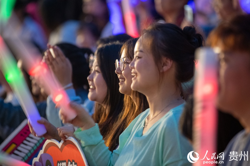 6月26日晚，貴陽市觀山湖路邊音樂會現場氣氛熱烈，觀眾陶醉音樂之中。 人民網記者 翁奇羽攝 