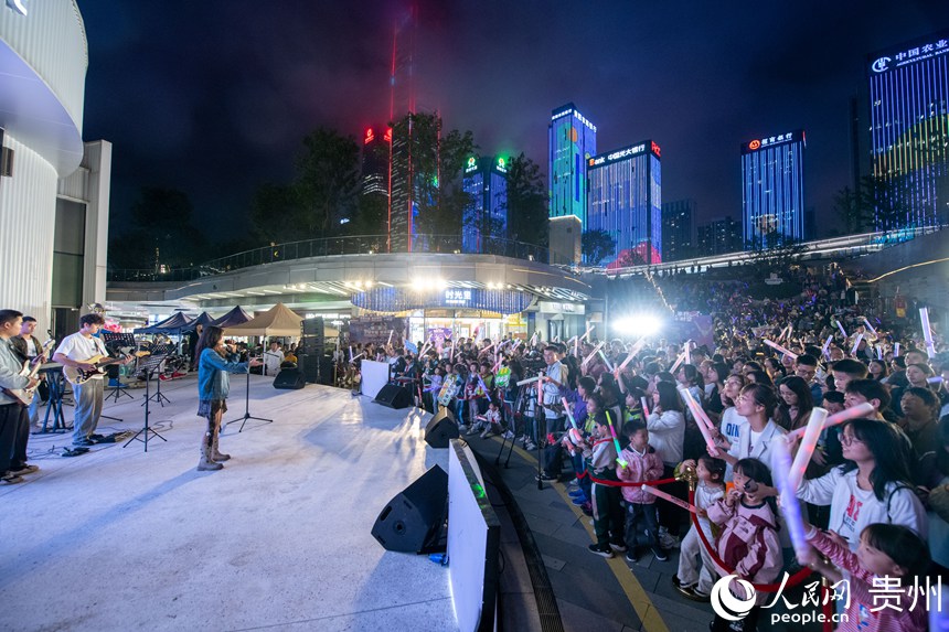 6月26日晚，貴陽市觀山湖路邊音樂會現場氣氛熱烈，觀眾陶醉音樂之中。 人民網記者 翁奇羽攝