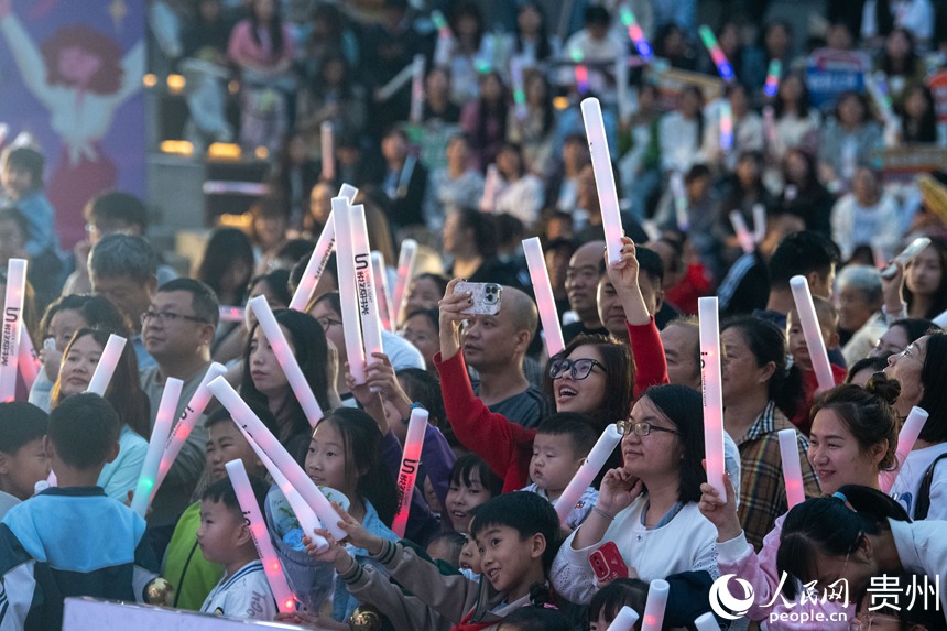 6月26日晚，貴陽市觀山湖路邊音樂會現場氣氛熱烈，觀眾陶醉音樂之中。人民網記者 翁奇羽攝  
