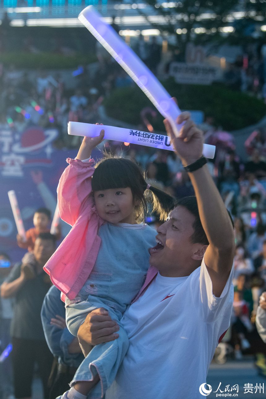 6月26日晚,貴陽(yáng)市觀山湖路邊音樂(lè)會(huì)現(xiàn)場(chǎng)氣氛熱烈,觀眾陶醉音樂(lè)之中。人民網(wǎng)記者 翁奇羽攝