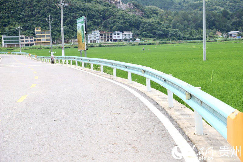 2、皮林驛站門前的公路。人民網 顧蘭云攝.jpg