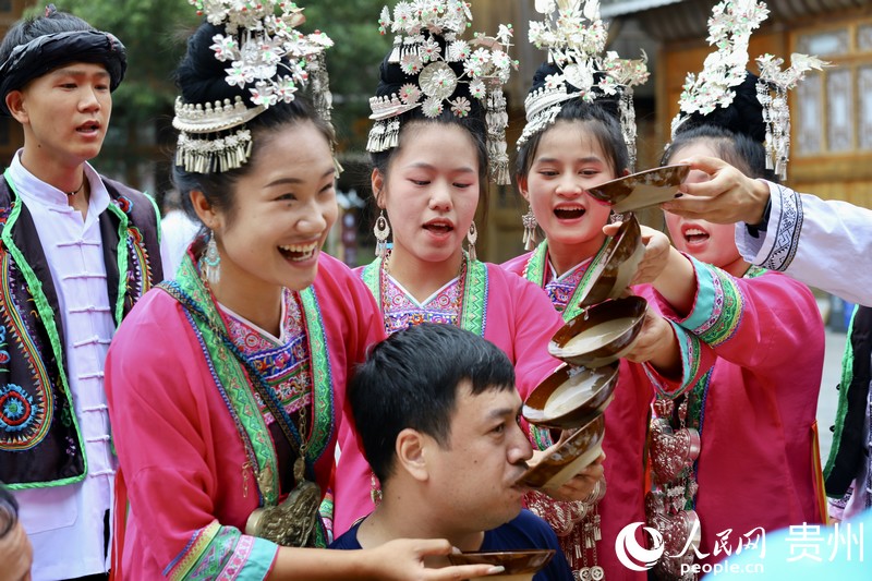 3、肇興侗寨群眾在家門口吃上“旅游飯”。人民網 顧蘭云攝.JPG