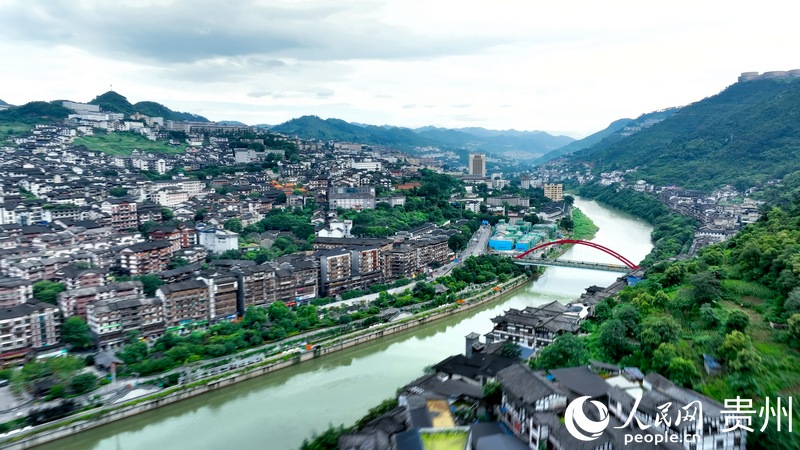 航拍茅臺鎮。人民網記者 涂敏攝