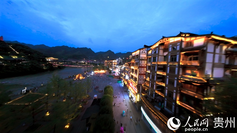 航拍茅臺鎮夜景。人民網記者 涂敏攝