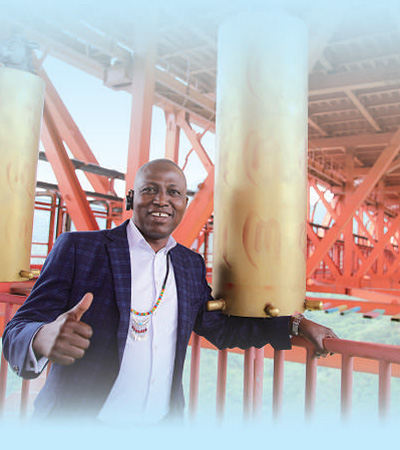 在位于安順市的壩陵河大橋,尼日利亞駐上海總領事館商務專員哈桑在觀光步道中央拍照留念。