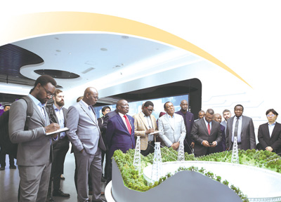 國家大數據(貴州)綜合試驗區(qū)交流體驗中心內,駐華使節(jié)、外交官及外國駐華機構代表在“中國天眼”模型前駐足參觀。