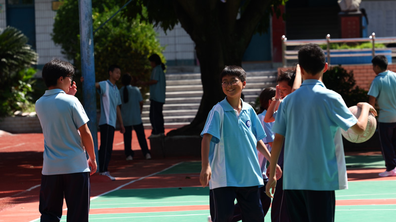 學(xué)生在水壩塘鎮(zhèn)復(fù)興中學(xué)操場(chǎng)打球。金梟梟攝