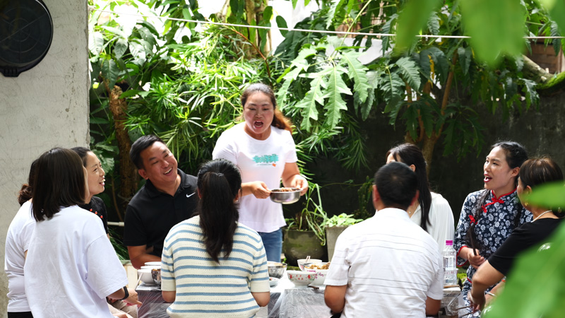 5、6月30日,水壩塘鎮(zhèn)村民在自家院子里唱歌,歌唱美好生活。金梟梟攝