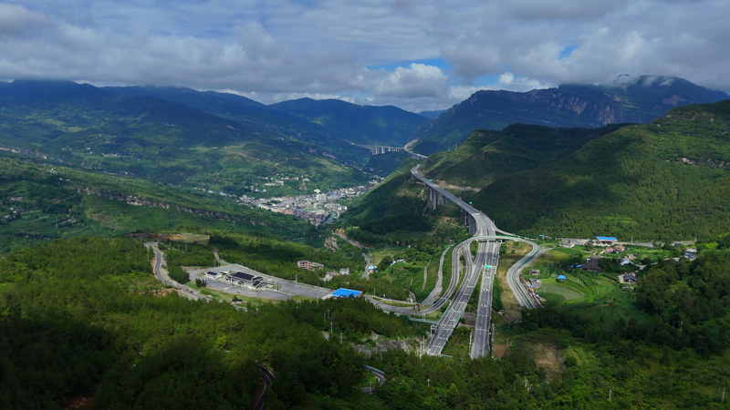 正習(xí)高速穿境而過(guò)桐梓水壩塘鎮(zhèn)。金梟梟攝