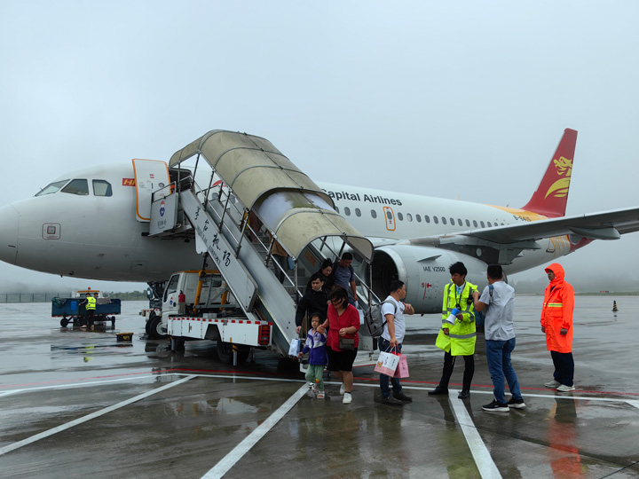 工作人員有序引導旅客下機。