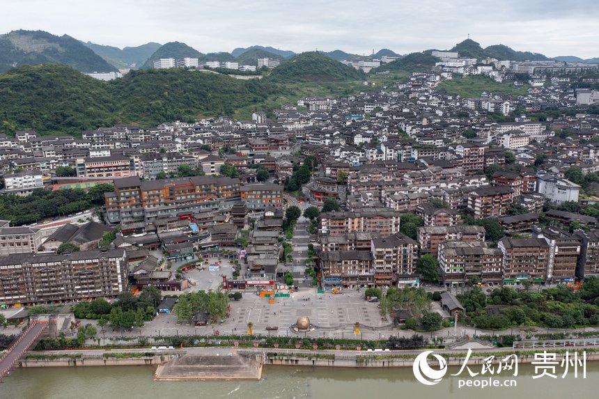 航拍下的茅臺鎮。人民網記者 翁奇羽攝