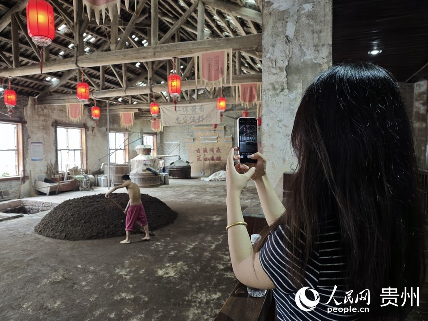 游客在特色酒莊感受醬香白酒制造過程。人民網 龍章榆攝