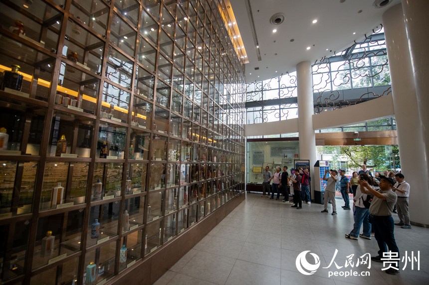 游客在中國酒文化城參觀。人民網記者 翁奇羽攝