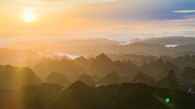 7月2日，貴州省畢節(jié)市赫章縣阿西里西大草原景區(qū)的日出、云海景觀。