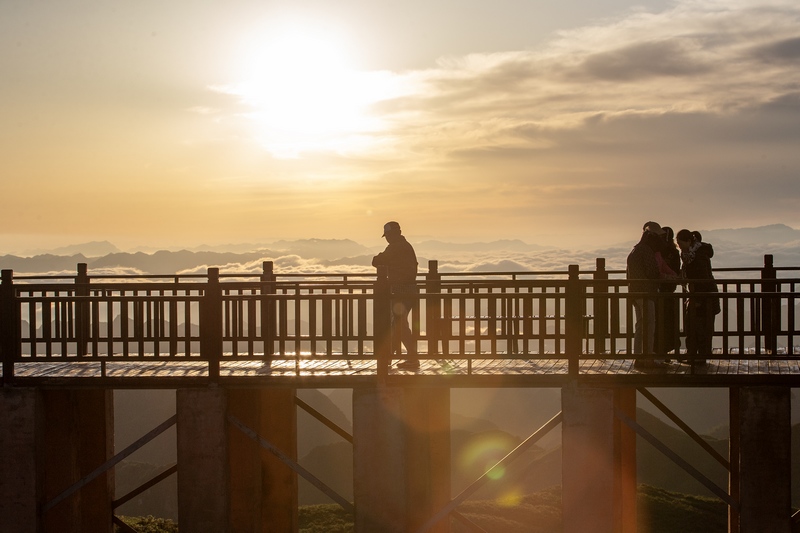 7月2日，游客在貴州省畢節(jié)市赫章縣阿西里西大草原景區(qū)觀看日出、云海。
