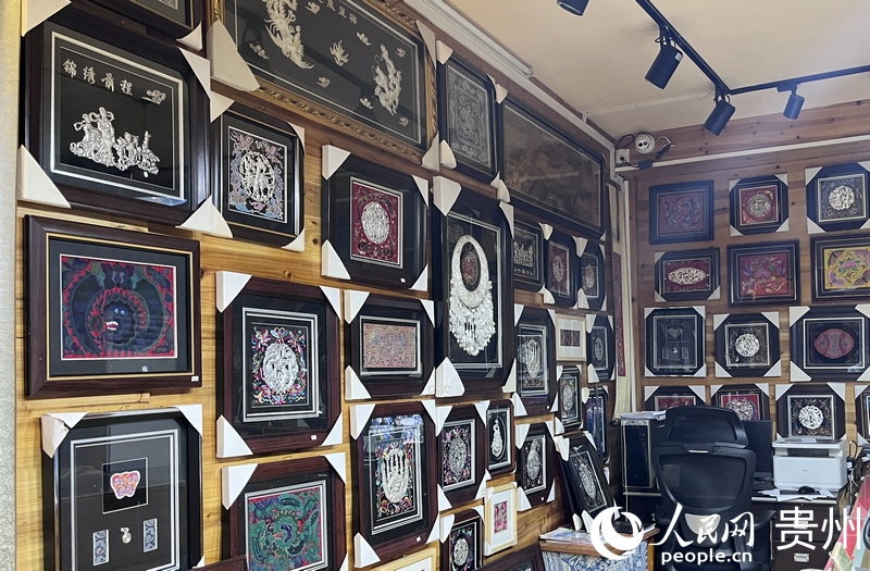 苗繡工坊內掛滿了精美的繡片成品。人民網 陳潔泉攝